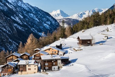 İsviçre 'de Saas-Fee yakınlarında Allalinhorn ve Dom ile ünlü dağ kitlesi.