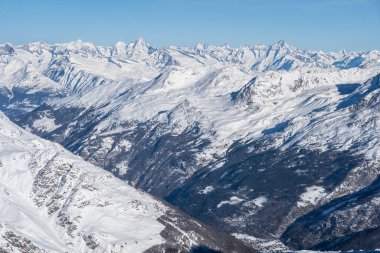 İsviçre 'de Saas-Fee yakınlarında Allalinhorn ve Dom ile ünlü dağ kitlesi.