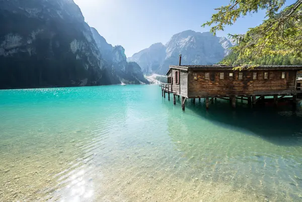 Dolomites dağlarındaki Braies Gölü, Güney Tyrol, İtalya