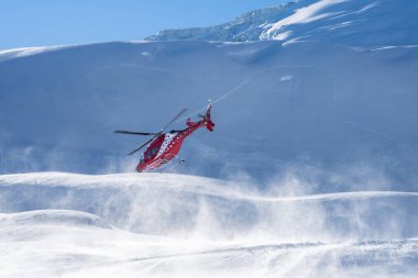 İsviçre 'de dağ kırmızı kurtarma helikopteri