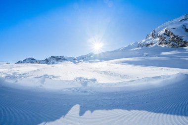 Kış karı dağ Allalin, Saas-Fee, İsviçre 'yi kapladı