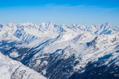 İsviçre 'de Saas-Fee yakınlarında Allalinhorn ve Dom ile ünlü dağ kitlesi.