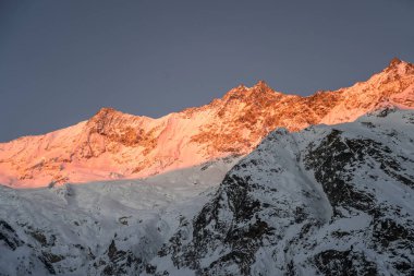 Taeschhorn Zirveleri, Dom ve Suedlenz Mischabel Dağları 'nda Sunrise, Saas-Fee, İsviçre