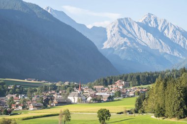 Dolomites Dağı, Güney Tyrol, İtalya 'nın manzaralı panoramik manzarası