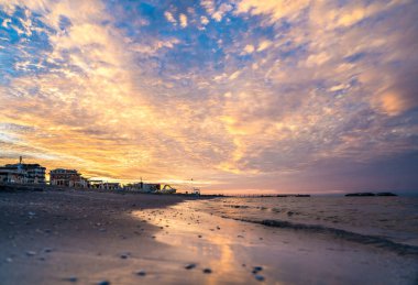 Adriyatik Denizi 'nde inanılmaz bir gün batımı, Rimini, İtalya