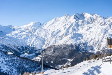 İsviçre 'de Saas-Fee yakınlarında Allalinhorn ve Dom ile ünlü dağ kitlesi.