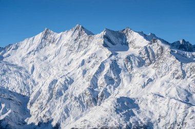 İsviçre 'de Saas-Fee yakınlarında Allalinhorn ve Dom ile ünlü dağ kitlesi.