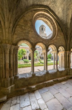 Abbaye de Fontfroide, Fransa 'nın dünyaca ünlü manastırı.
