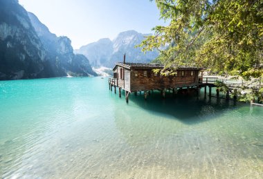 Dolomites dağlarındaki Braies Gölü, Güney Tyrol, İtalya