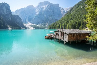 Dolomites dağlarındaki Braies Gölü, Güney Tyrol, İtalya
