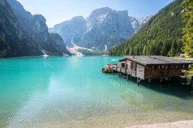 Dolomites dağlarındaki Braies Gölü, Güney Tyrol, İtalya