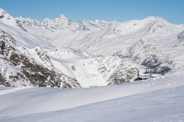 İsviçre 'de Saas-Fee yakınlarında Allalinhorn ve Dom ile ünlü dağ kitlesi.