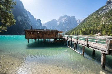 Dolomites dağlarındaki Braies Gölü, Güney Tyrol, İtalya