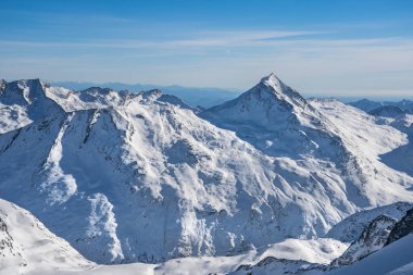 İsviçre 'de Saas-Fee yakınlarında Allalinhorn ve Dom ile ünlü dağ kitlesi.