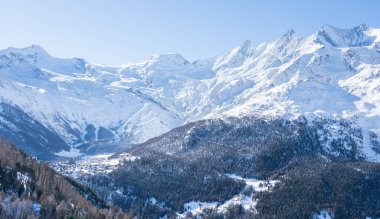 İsviçre 'de Saas-Fee yakınlarında Allalinhorn ve Dom ile ünlü dağ kitlesi.