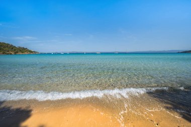 Porquerolles adasındaki dünyaca ünlü Notre Dame plajı (Plage Notre-Dame) (l 'le de Porquerolles), Fransa