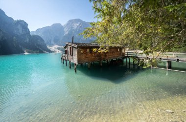 Dolomites dağlarındaki Braies Gölü, Güney Tyrol, İtalya