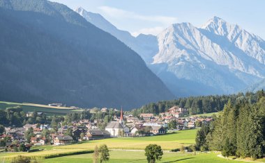 Dolomites Dağı, Güney Tyrol, İtalya 'nın manzaralı panoramik manzarası