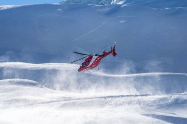 İsviçre 'de dağ kırmızı kurtarma helikopteri