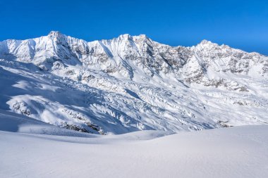 İsviçre 'de Saas-Fee yakınlarında Allalinhorn ve Dom ile ünlü dağ kitlesi.