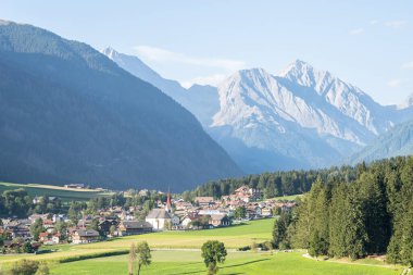 Dolomites Dağı, Güney Tyrol, İtalya 'nın manzaralı panoramik manzarası