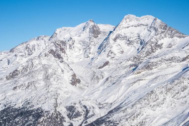 İsviçre 'de Saas-Fee yakınlarında Allalinhorn ve Dom ile ünlü dağ kitlesi.