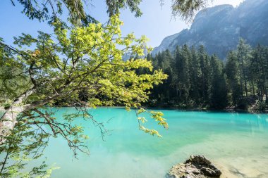 Dolomites dağlarındaki Braies Gölü, Güney Tyrol, İtalya