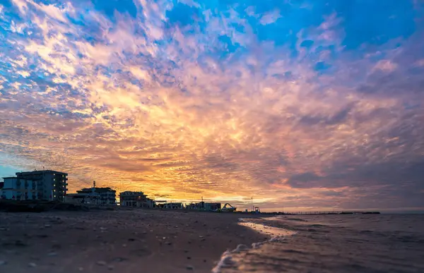 Adriyatik Denizi 'nde inanılmaz bir gün batımı, Rimini, İtalya
