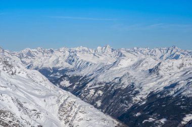 İsviçre 'de Saas-Fee yakınlarında Allalinhorn ve Dom ile ünlü dağ kitlesi.