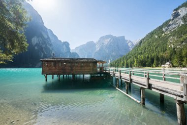Dolomites dağlarındaki Braies Gölü, Güney Tyrol, İtalya