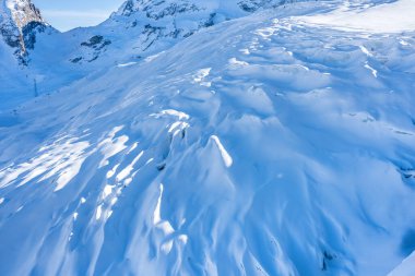 Dağlarda kış karları kapladı.