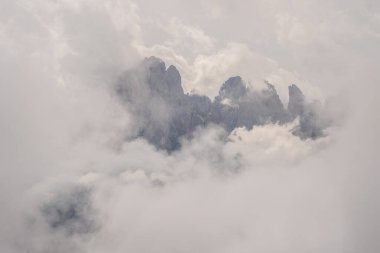 Sisin içinde bir dağ.