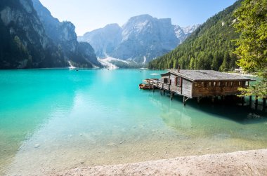 Dolomites dağlarındaki Braies Gölü, Güney Tyrol, İtalya