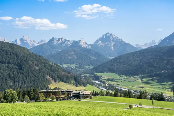 Dolomites Dağı, Güney Tyrol, İtalya 'nın manzaralı panoramik manzarası