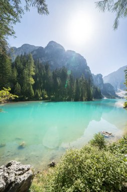 Dolomites dağlarındaki Braies Gölü, Güney Tyrol, İtalya