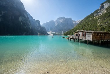 Dolomites dağlarındaki Braies Gölü, Güney Tyrol, İtalya