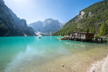 Dolomites dağlarındaki Braies Gölü, Güney Tyrol, İtalya