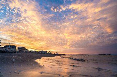 Adriyatik Denizi 'nde inanılmaz bir gün batımı, Rimini, İtalya