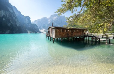 Dolomites dağlarındaki Braies Gölü, Güney Tyrol, İtalya