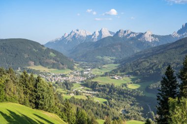 Dolomites Dağı, Güney Tyrol, İtalya 'nın manzaralı panoramik manzarası
