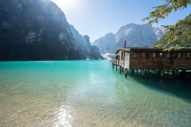 Dolomites dağlarındaki Braies Gölü, Güney Tyrol, İtalya