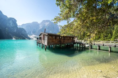 Dolomites dağlarındaki Braies Gölü, Güney Tyrol, İtalya