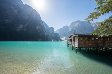 Dolomites dağlarındaki Braies Gölü, Güney Tyrol, İtalya