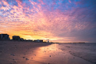 Adriyatik Denizi 'nde inanılmaz bir gün batımı, Rimini, İtalya