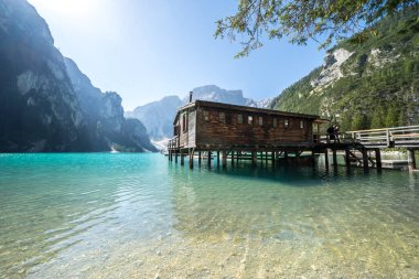 Dolomites dağlarındaki Braies Gölü, Güney Tyrol, İtalya