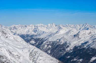 İsviçre 'de Saas-Fee yakınlarında Allalinhorn ve Dom ile ünlü dağ kitlesi.