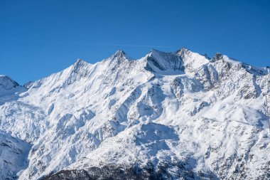 İsviçre 'de Saas-Fee yakınlarında Allalinhorn ve Dom ile ünlü dağ kitlesi.