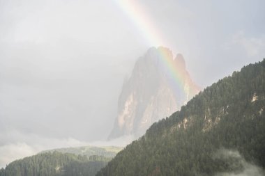 Dolomitler 'de Sassolungo' da gökkuşağı, Güney Tyrol İtalya