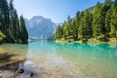 Dolomites dağlarındaki Braies Gölü, Güney Tyrol, İtalya