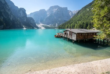 Dolomites dağlarındaki Braies Gölü, Güney Tyrol, İtalya